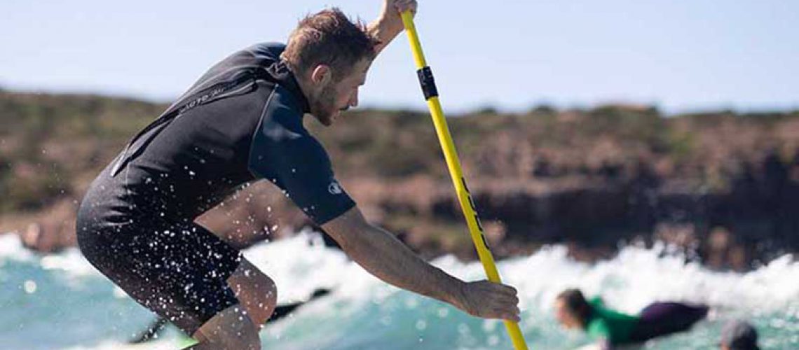Stand Up paddling in der Welle auf St.Pietro in Italien SUP und Yoga Reise nach Italien mit dem StandUPClub Berlin